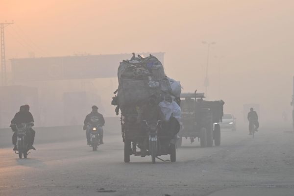Commuters make their way along a street amid heavy smog in Lahore on November 18, 2022. Commuters make their way along a street amid heavy smog in Lahore on November 18, 2022. - Sputnik International