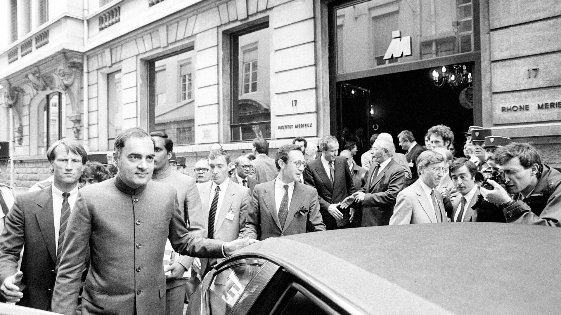 Indian Prime Minister Rajiv Ratna Gandhi (L), the eldest son of Indira and Feroze Gandhi, leaves the French Laboratoire Merieux, 09 June 1985 in Lyon. Indian Prime Minister Rajiv Ratna Gandhi (L), the eldest son of Indira and Feroze Gandhi, leaves the French Laboratoire Merieux, 09 June 1985 in Lyon. - Sputnik International, 1920, 18.11.2022