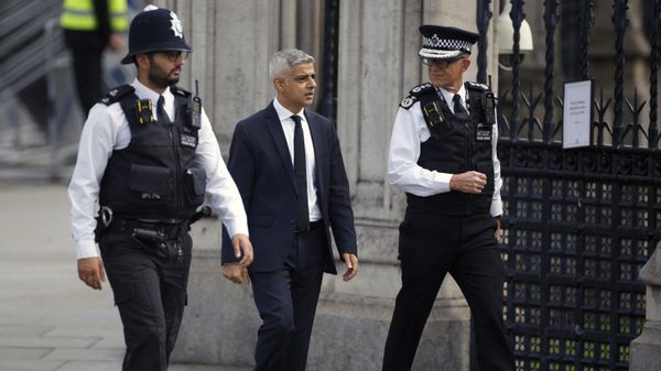 Mayor of London Sadiq Khan, center, and new commissioner of the Metropolitan police Sir Mark Peter Rowley - Sputnik International