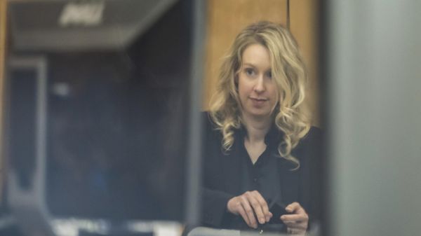 Theranos founder and CEO Elizabeth Holmes arrives to federal court in San Jose, Calif., Friday, Nov. 18, 2022. A federal judge will decide whether Holmes should serve a lengthy prison sentence for duping investors and endangering patients while peddling a bogus blood-testing technology. - Sputnik International