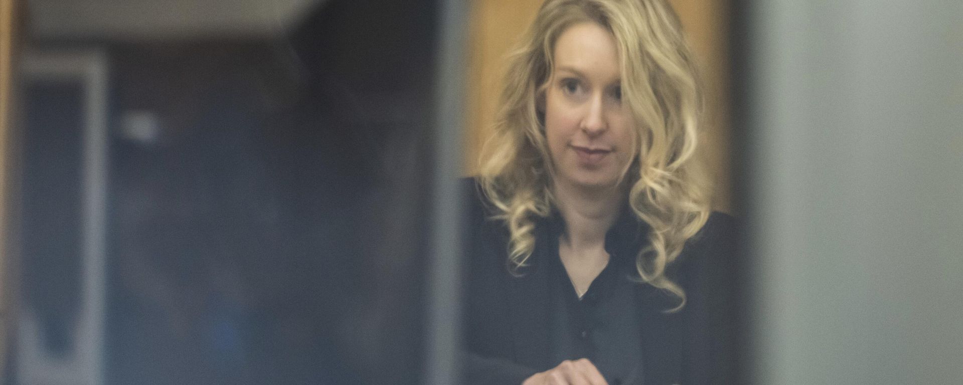 Theranos founder and CEO Elizabeth Holmes arrives to federal court in San Jose, Calif., Friday, Nov. 18, 2022. A federal judge will decide whether Holmes should serve a lengthy prison sentence for duping investors and endangering patients while peddling a bogus blood-testing technology. - Sputnik International, 1920, 18.11.2022