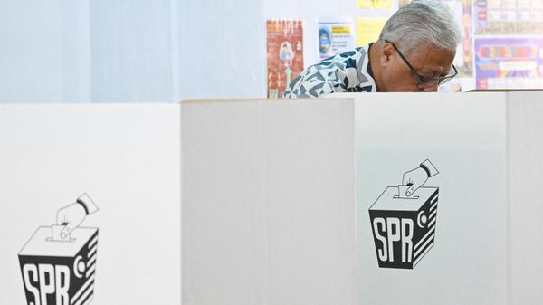 Malaysia's Prime Minister Ismail Sabri Yakoob marks his ballot paper at a polling station during the general election in Bera, Malaysia's Pahang state, on November 19, 2022. - Sputnik International