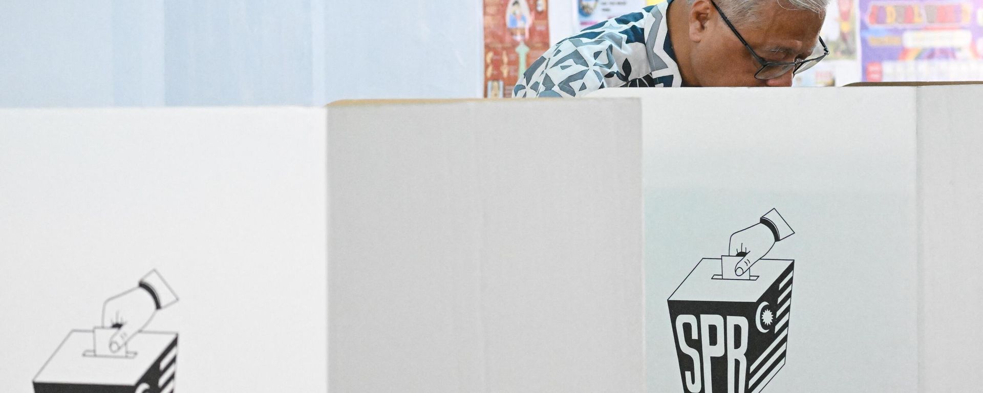 Malaysia's Prime Minister Ismail Sabri Yakoob marks his ballot paper at a polling station during the general election in Bera, Malaysia's Pahang state, on November 19, 2022. - Sputnik International, 1920, 19.11.2022