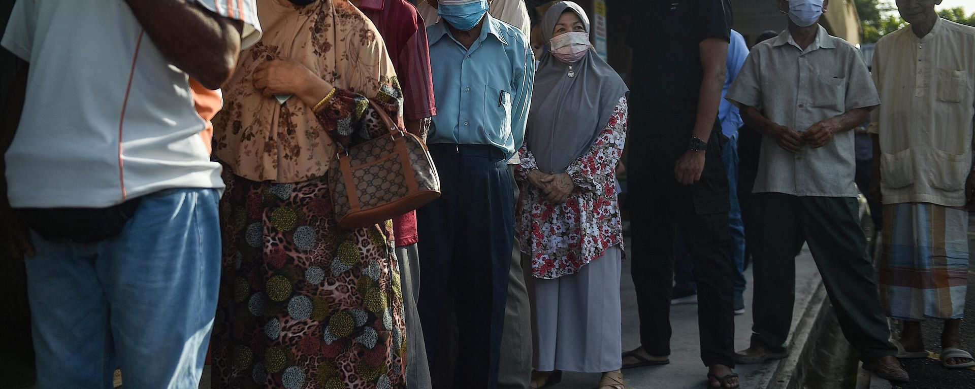 Voters line up at a polling station during the general election in Permatang Pauh, Malaysia's Penang state, on November 19, 2022. Voters line up at a polling station during the general election in Permatang Pauh, Malaysia's Penang state, on November 19, 2022. - Sputnik International, 1920, 23.11.2022