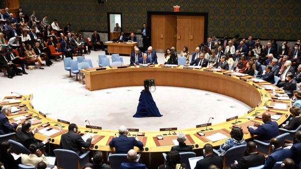 Russian Foreign Minister Sergei Lavrov (center) speaks at a meeting of the UN Security Council in New York. - Sputnik International
