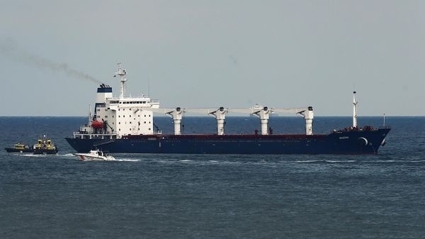 A boat with Russian, Ukrainian, Turkish and U.N. officials heads to the Sierra Leone-flagged cargo ship Razoni, to check if the grain shipment is in accordance with a crucial agreement signed last month by Moscow and Kiev, at an inspection area in the Black Sea off the coast of Istanbul, Turkiye, Wednesday, Aug. 3, 2022.  - Sputnik International