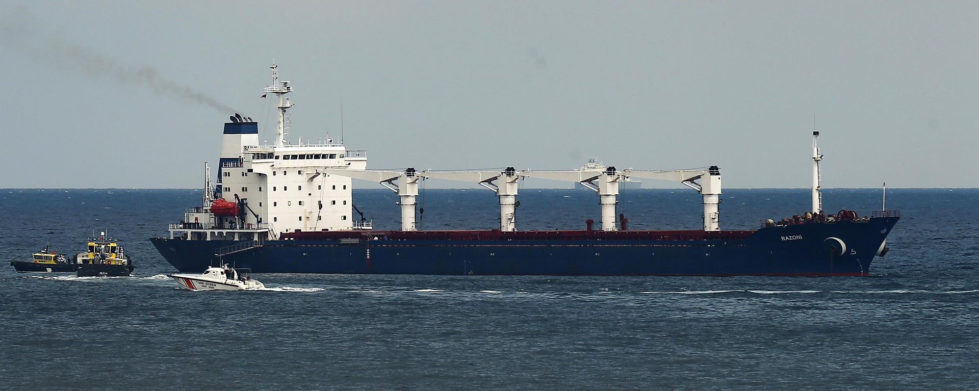 A boat with Russian, Ukrainian, Turkish and U.N. officials heads to the Sierra Leone-flagged cargo ship Razoni, to check if the grain shipment is in accordance with a crucial agreement signed last month by Moscow and Kiev, at an inspection area in the Black Sea off the coast of Istanbul, Turkiye, Wednesday, Aug. 3, 2022.  - Sputnik International, 1920, 17.07.2023