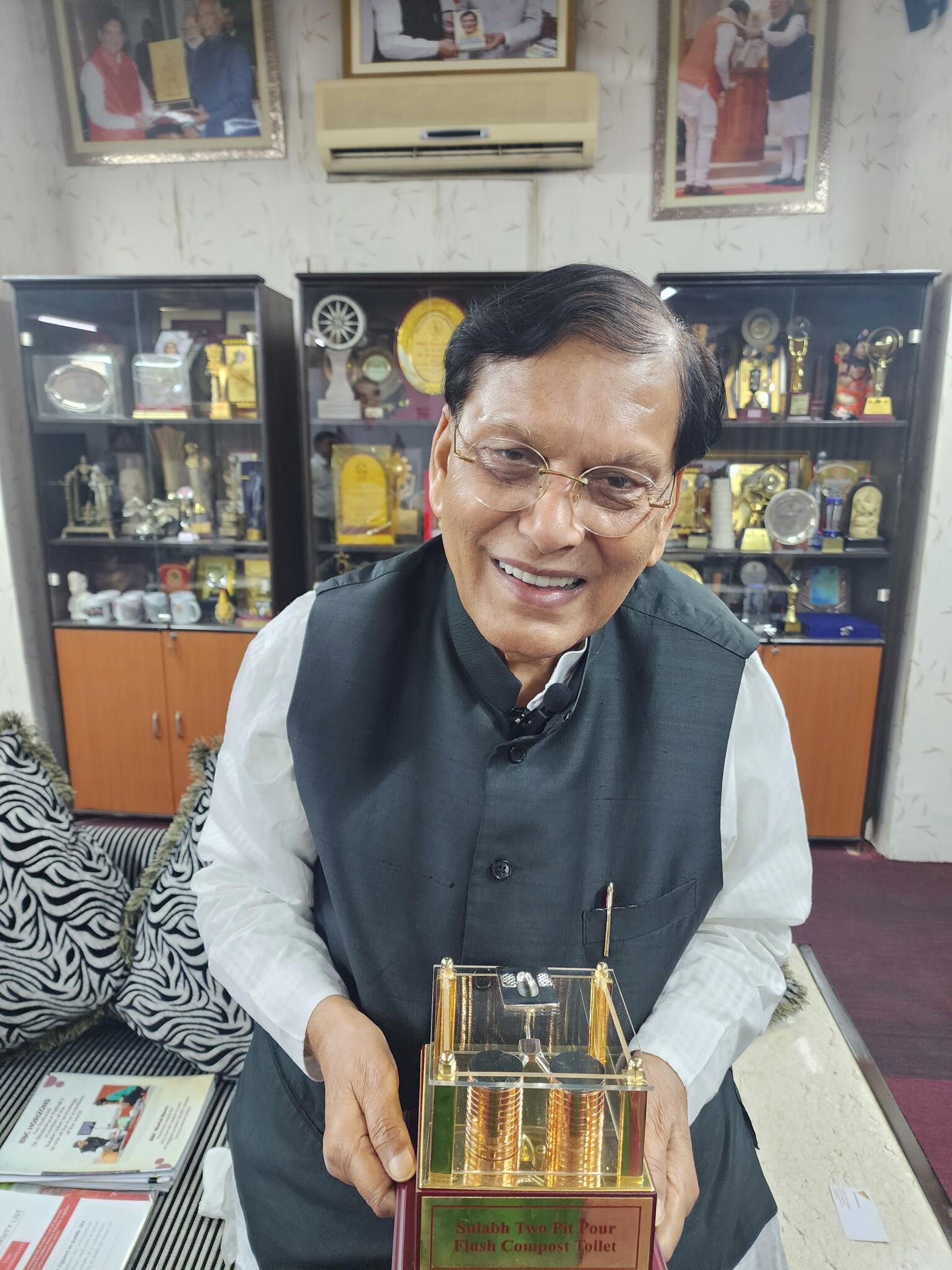 Dr. Bindeshwar Pathak showcasing a replica of his invention of sustainable toilet  - Sputnik International, 1920, 19.11.2022