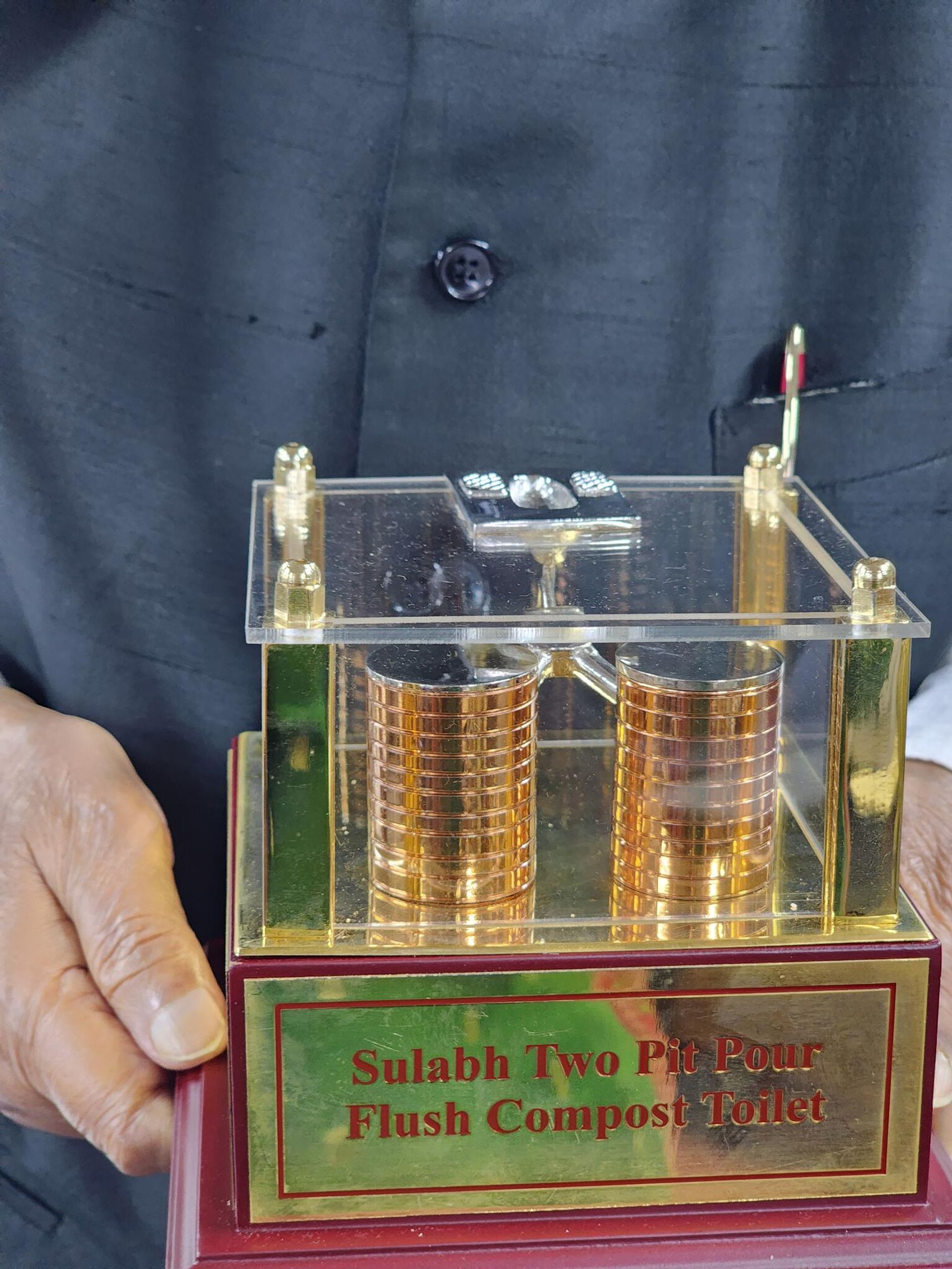 Dr. Bindeshwar Pathak showcasing a replica of his invention of sustainable toilet  - Sputnik International, 1920, 19.11.2022