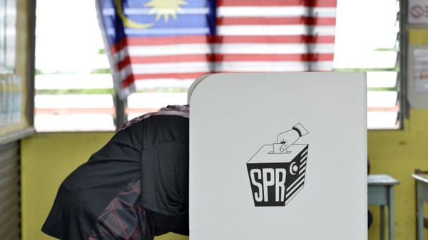 A woman casts her ballot during the general election at a voting center in Alor Setar, Kedah, Malaysia Saturday, Nov. 19, 2022. - Sputnik International