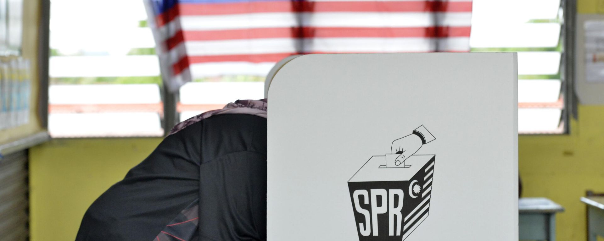 A woman casts her ballot during the general election at a voting center in Alor Setar, Kedah, Malaysia Saturday, Nov. 19, 2022. A woman casts her ballot during the general election at a voting center in Alor Setar, Kedah, Malaysia Saturday, Nov. 19, 2022. - Sputnik International, 1920, 19.11.2022