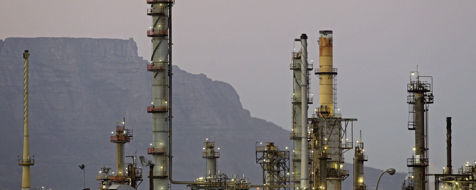 An oil refinery is seen with Table Mountain in the background, Cape Town, South Africa, Wednesday, Feb 8, 2012. An oil refinery is seen with Table Mountain in the background, Cape Town, South Africa, Wednesday, Feb 8, 2012. - Sputnik International, 1920, 19.11.2022