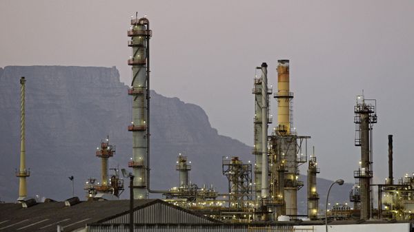 An oil refinery is seen with Table Mountain in the background, Cape Town, South Africa, Wednesday, Feb 8, 2012. - Sputnik International