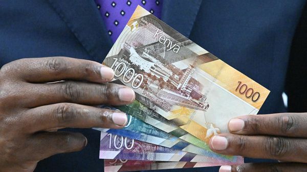 Central Bank of Kenya (CBK) Governor Patrick Njoroge displays some of the new look shilling Kenyan currency notes on June 3, 2019 during a press conference at his office in Nairobi. - Sputnik International
