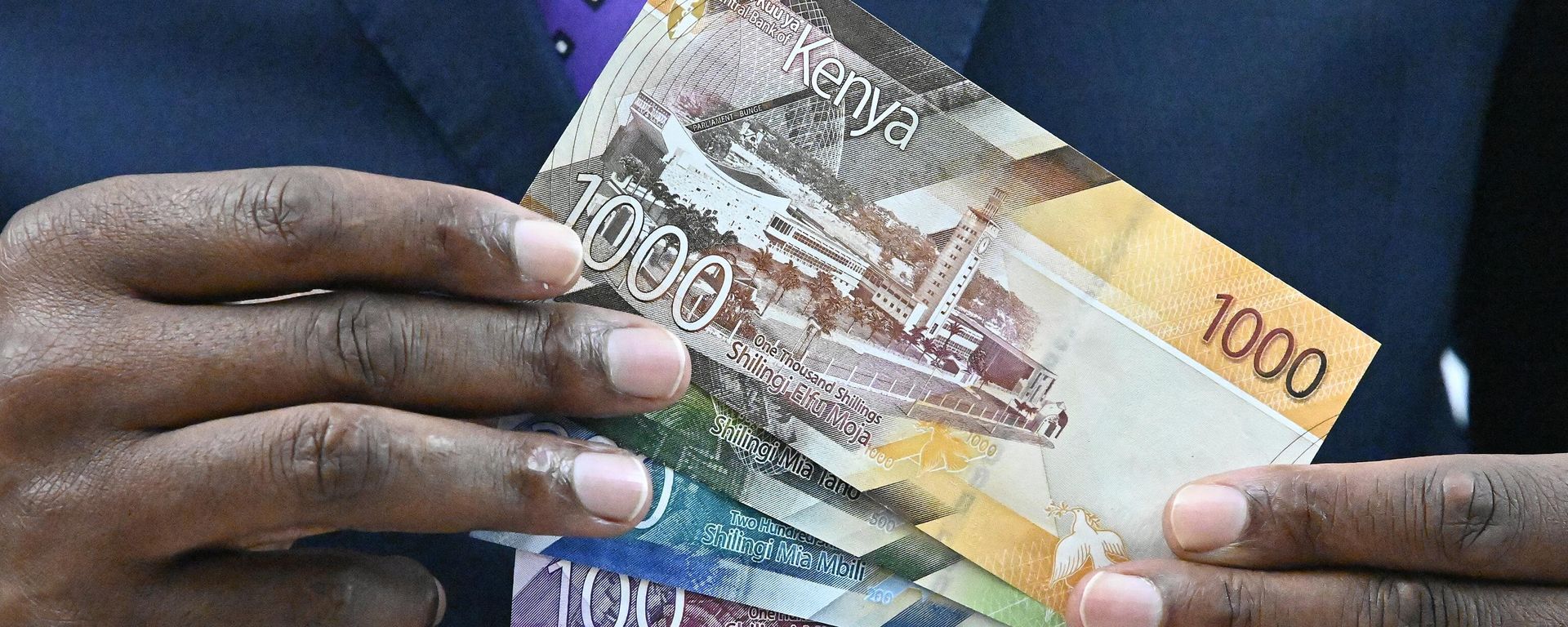 Central Bank of Kenya (CBK) Governor Patrick Njoroge displays some of the new look shilling Kenyan currency notes on June 3, 2019 during a press conference at his office in Nairobi. Central Bank of Kenya (CBK) Governor Patrick Njoroge displays some of the new look shilling Kenyan currency notes on June 3, 2019 during a press conference at his office in Nairobi. - Sputnik International, 1920, 20.11.2022