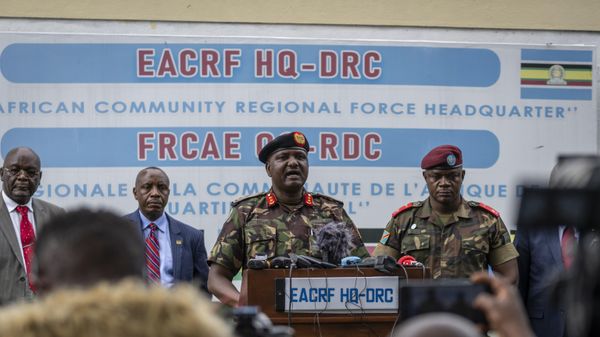 Kenya's Major-General Jeff Nyagah, force commander of the East African Community Regional Force (EACRF), center, speaks to the media accompanied by deputy force commander Congo's Jerome Chico Tshitambwe, right, outside the force headquarters in Goma, in eastern Congo Wednesday, Nov. 16, 2022. - Sputnik International