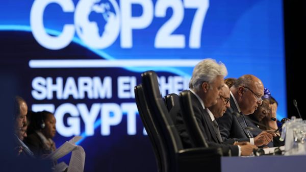 Sameh Shoukry, president of the COP27 climate summit, right, speaks during a closing plenary session at the U.N. Climate Summit, Sunday, Nov. 20, 2022, in Sharm el-Sheikh, Egypt. - Sputnik International