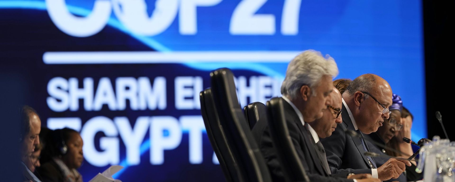 Sameh Shoukry, president of the COP27 climate summit, right, speaks during a closing plenary session at the U.N. Climate Summit, Sunday, Nov. 20, 2022, in Sharm el-Sheikh, Egypt. - Sputnik International, 1920, 21.11.2022