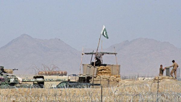 Pakistan's soldiers stand guard at a checkpoint at the Pakistan-Afghan border in Chaman on February 26, 2022, as hundreds of people were stranded at a key border crossing between Pakistan and Afghanistan, days after fighting between security forces left at least three dead. - Sputnik International