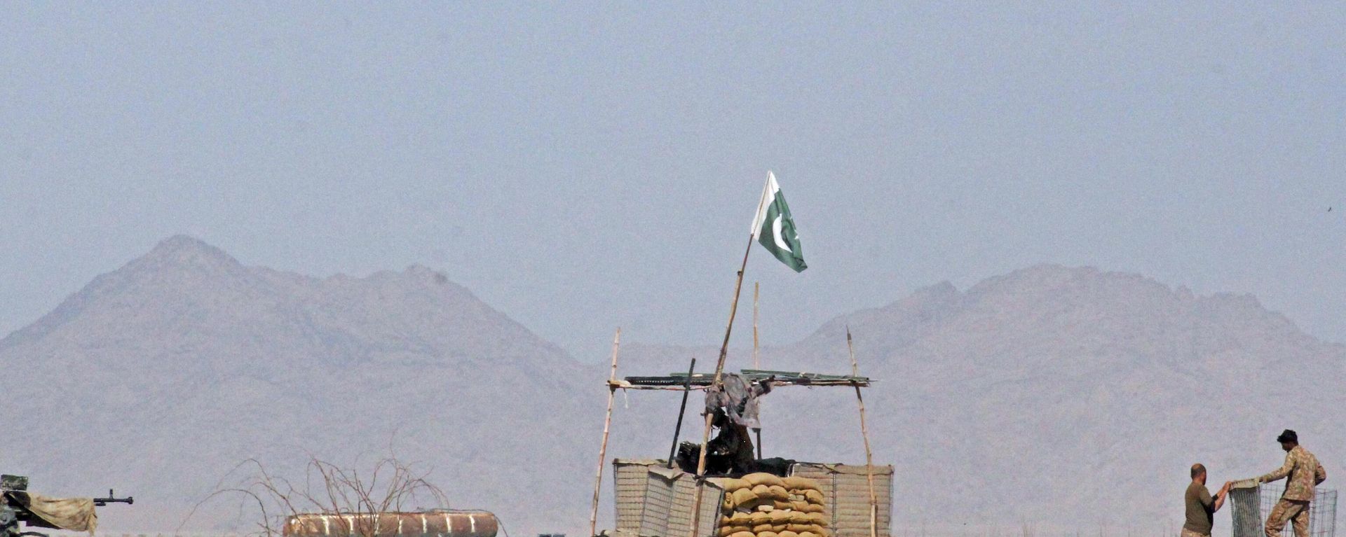 Pakistan's soldiers stand guard at a checkpoint at the Pakistan-Afghan border in Chaman on February 26, 2022, as hundreds of people were stranded at a key border crossing between Pakistan and Afghanistan, days after fighting between security forces left at least three dead. - Sputnik International, 1920, 21.11.2022