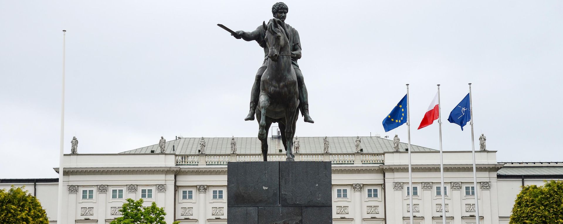 Statue of Prince Jozef Poniatowski in front of the Presidential Palace (residence of the President of Poland) on the Krakow Suburb Street in Warsaw. - Sputnik International, 1920, 09.05.2023