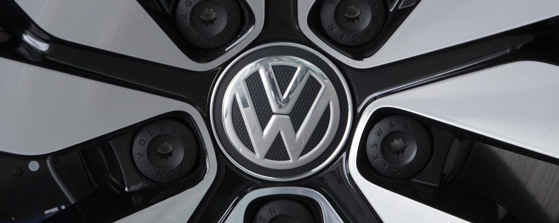 An e-Golf electric car with the VW logo on a rim is pictured in the German car manufacturer Volkswagen Transparent Factory (Glaeserne Manufaktur) in Dresden, eastern Germany An e-Golf electric car with the VW logo on a rim is pictured in the German car manufacturer Volkswagen Transparent Factory (Glaeserne Manufaktur) in Dresden, eastern Germany - Sputnik International, 1920, 21.11.2022