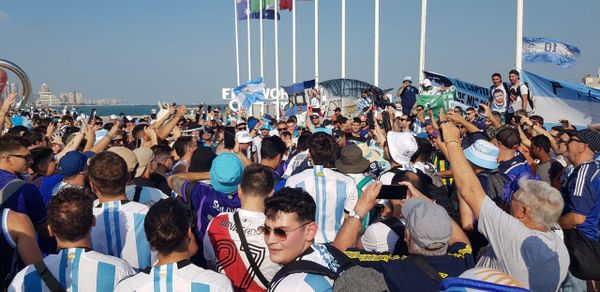 Fans having fun in the fanzone. - Sputnik International