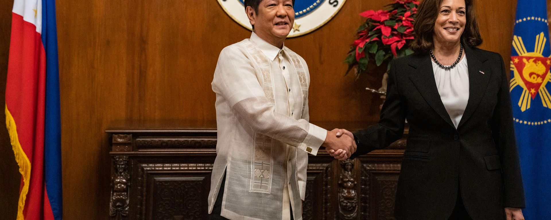US Vice President Kamala Harris (R) meets with Philippines President Ferdinand Bongbong Marcos Jr at Malacanang Palace in Manila on November 21, 2022. US Vice President Kamala Harris (R) meets with Philippines President Ferdinand Bongbong Marcos Jr at Malacanang Palace in Manila on November 21, 2022. - Sputnik International, 1920, 21.11.2022