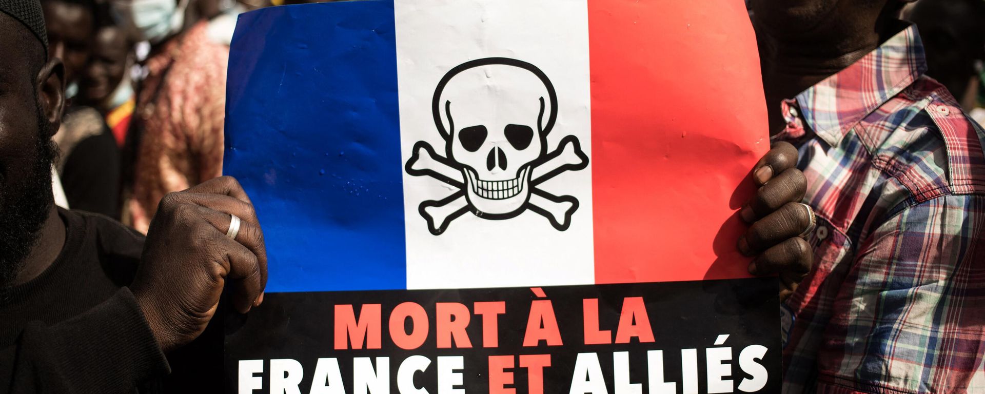 Demonstrators hold up a that reads, Death to France and its allies, during a mass demonstration to protest against sanctions imposed on Mali and the Junta, by the Economic Community of West African States (ECOWAS), in Bamako on January 14, 2022. Demonstrators hold up a that reads, Death to France and its allies, during a mass demonstration to protest against sanctions imposed on Mali and the Junta, by the Economic Community of West African States (ECOWAS), in Bamako on January 14, 2022. - Sputnik International, 1920, 22.11.2022