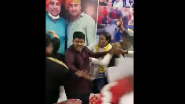 AAP Gulab Singh Yadav was beaten up in public in Delhi - Sputnik International