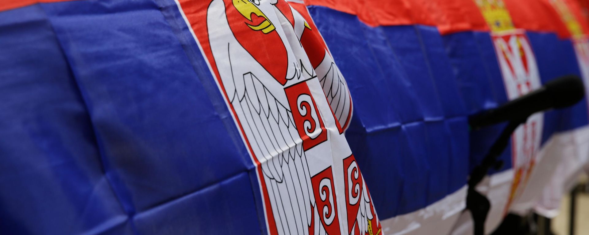 Serbian flags on a street in Kosovska Mitrovica, where Kosovo Serbs are protesting against Pristina's actions in Kosovo. - Sputnik International, 1920, 26.12.2022