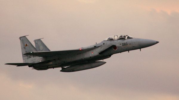 Japan's Air Self-Defense Force F-15 jet fighter takes off at Nyutabal air base in Shintomi town, Miyazaki Prefecture, 17 November 2004 as part of an usual air patrol.  AFP PHOTO/Kazuhiro NOGI (Photo by KAZUHIRO NOGI / AFP) - Sputnik International