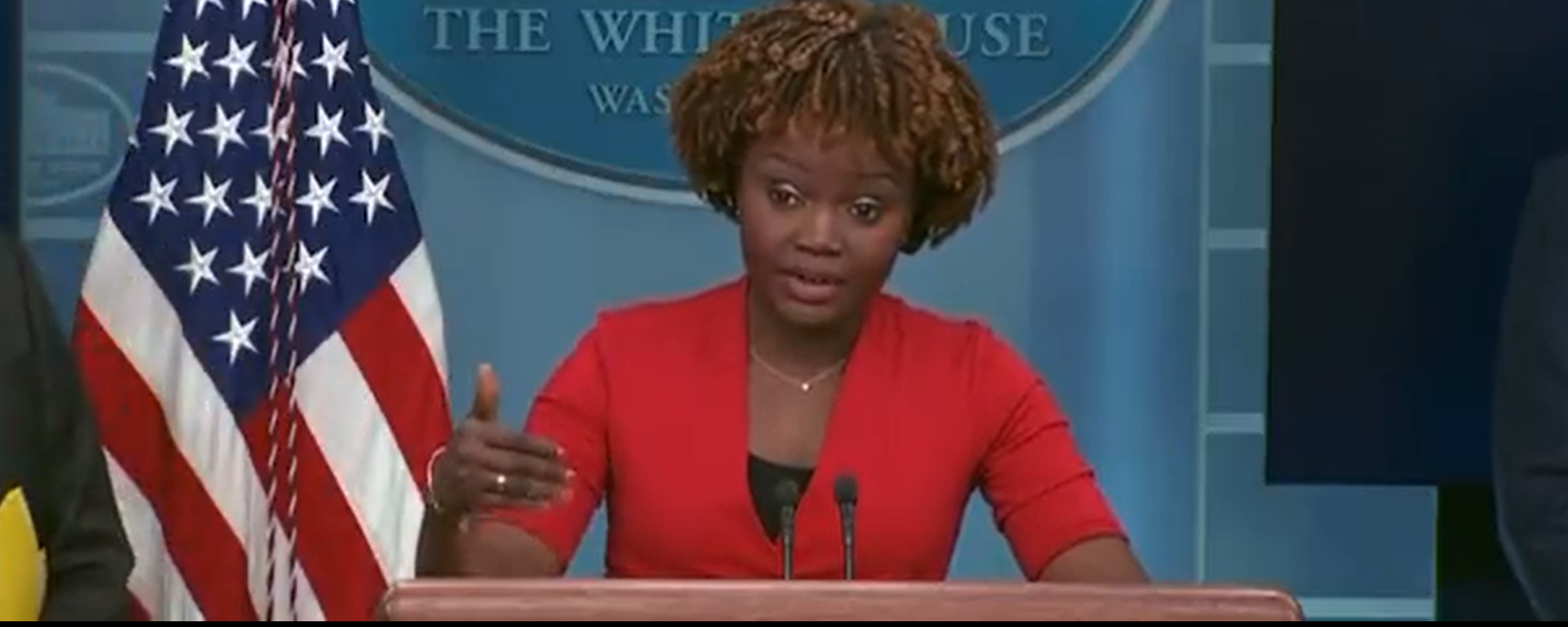 White House Press Secretary Karine Jean-Pierre argues with several reporters shouting question at White House pandemic response chief Dr. Anthony Fauci on November 22, 2022. - Sputnik International, 1920, 21.03.2023