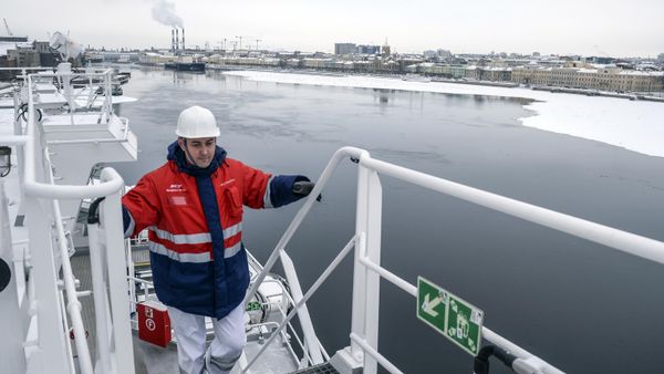 A crew member is on the deck of the Yevgeny Primakov, a new icebreaker commissioned by Sovcomflot company to provide service to Sakhalin-2 project's oil and gas rigs in the Far Eastafter, after the ship's naming ceremony in St. Petersburg. - Sputnik International