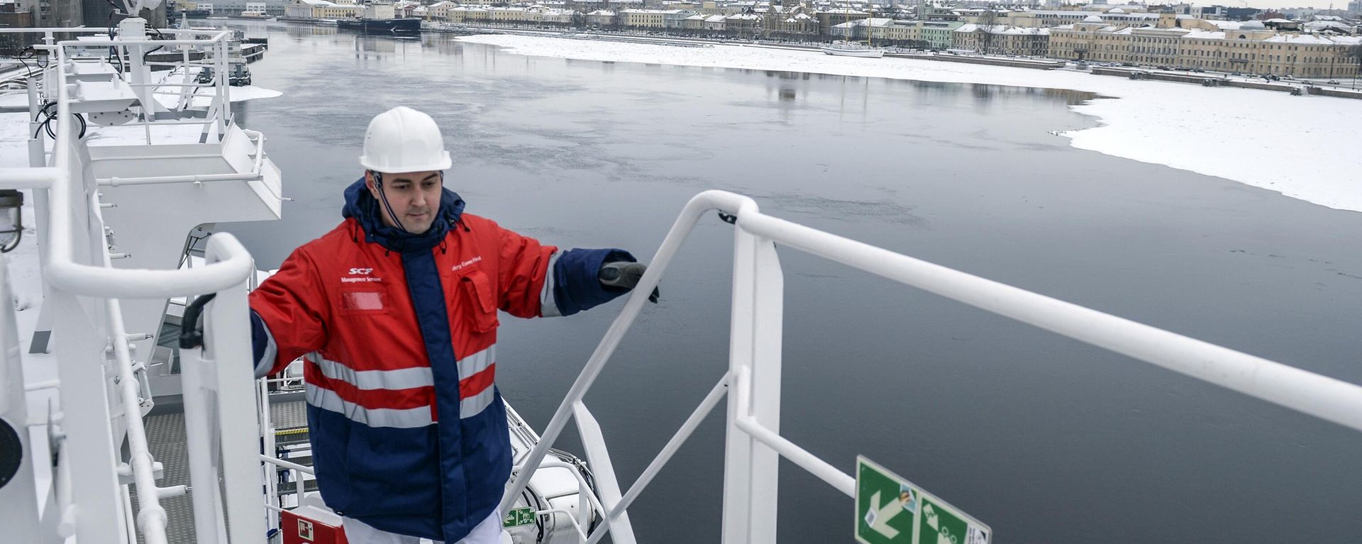 A crew member is on the deck of the Yevgeny Primakov, a new icebreaker commissioned by Sovcomflot company to provide service to Sakhalin-2 project's oil and gas rigs in the Far Eastafter, after the ship's naming ceremony in St. Petersburg. A crew member is on the deck of the Yevgeny Primakov, a new icebreaker commissioned by Sovcomflot company to provide service to Sakhalin-2 project's oil and gas rigs in the Far Eastafter, after the ship's naming ceremony in St. Petersburg. - Sputnik International, 1920, 23.11.2022