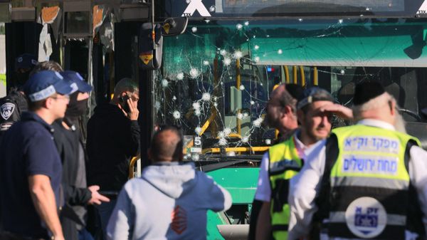 Israeli security forces and medics gather in Jerusalem following an explosion at a bus stop which wounded at least seven people, two of them seriously, on November 23, 2022. (Photo by Menahem KAHANA / AFP) - Sputnik International