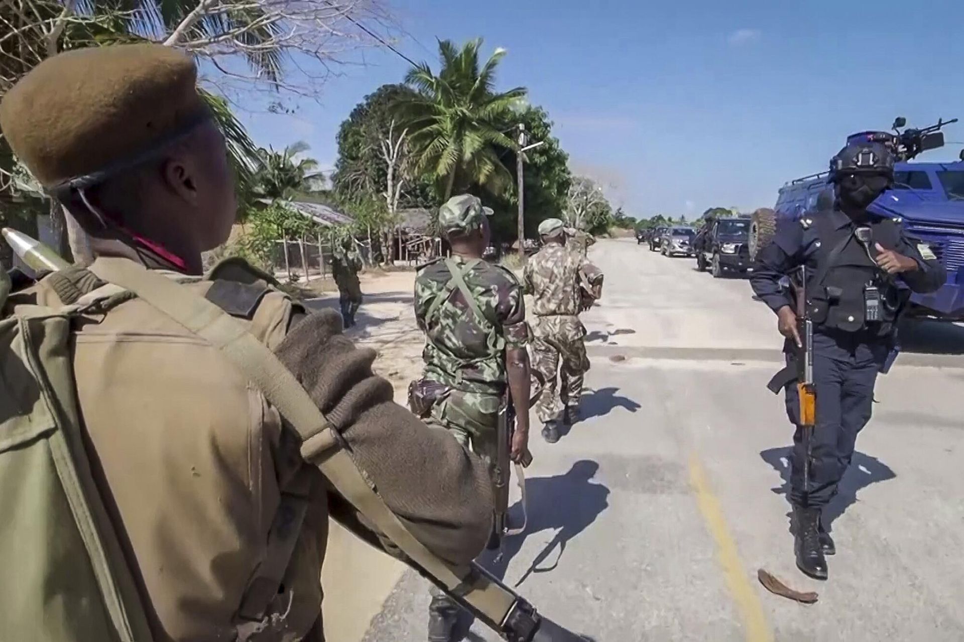 In this image made from video, a Rwandan policeman, right, and Mozambican military, left, patrol near the Amarula Palma hotel in Palma, Cabo Delgado province, Mozambique Sunday, Aug. 15, 2021. Fleeing beheadings, shootings, rapes and kidnappings, nearly 1 million people are displaced by the Islamic extremist insurgency in northern Mozambique. In this image made from video, a Rwandan policeman, right, and Mozambican military, left, patrol near the Amarula Palma hotel in Palma, Cabo Delgado province, Mozambique Sunday, Aug. 15, 2021. Fleeing beheadings, shootings, rapes and kidnappings, nearly 1 million people are displaced by the Islamic extremist insurgency in northern Mozambique. - Sputnik International, 1920, 31.01.2025
