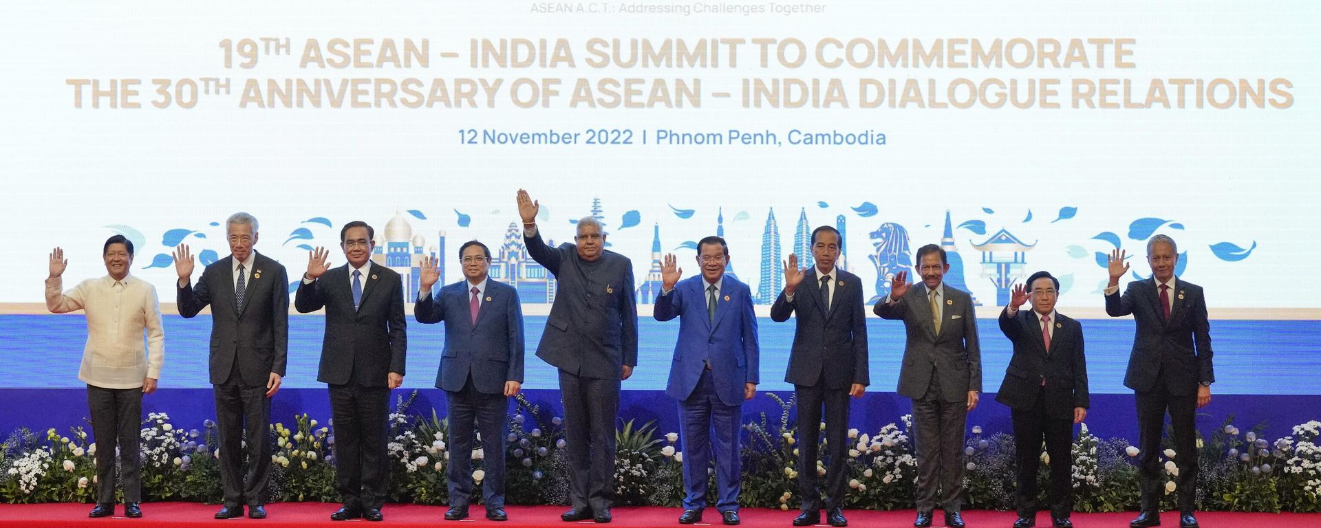 From left to right, Philippine's President Ferdinand Marcos, Jr., Singapore's Prime Minister Lee Hsien Loong, Thailand's Prime Minister Prayuth Chan-ocha, Vietnam's Prime Minister Pham Minh Chinh, India's Vice President Jagdeep Dhankhar, Cambodian Prime Minister Hun Sen, Indonesia's President Joko Widodo, Brunei's Sultan Hassanal Bolkiah, Laos' Prime Minister Phankham Viphavanh, and Malaysian Speaker of the House of Representatives Azhar Azizan Harun wave for a group photo at the ASEAN - India Summits (Association of Southeast Asian Nations), in Phnom Penh, Cambodia, Saturday, Nov. 12, 2022. From left to right, Philippine's President Ferdinand Marcos, Jr., Singapore's Prime Minister Lee Hsien Loong, Thailand's Prime Minister Prayuth Chan-ocha, Vietnam's Prime Minister Pham Minh Chinh, India's Vice President Jagdeep Dhankhar, Cambodian Prime Minister Hun Sen, Indonesia's President Joko Widodo, Brunei's Sultan Hassanal Bolkiah, Laos' Prime Minister Phankham Viphavanh, and Malaysian Speaker of the House of Representatives Azhar Azizan Harun wave for a group photo at the ASEAN - India Summits (Association of Southeast Asian Nations), in Phnom Penh, Cambodia, Saturday, Nov. 12, 2022. - Sputnik International, 1920, 24.11.2022