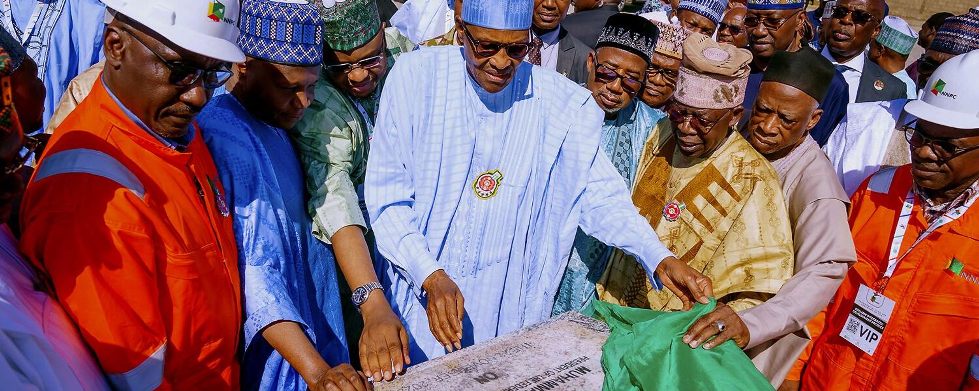 In this photo released by the Nigeria State House, Nigeria's President Muhammadu Buhari, center, looks at a plaque during the flag off of the Kolmani project ceremony in northeast, Nigeria, Tuesday, Nov. 22, 2022. In this photo released by the Nigeria State House, Nigeria's President Muhammadu Buhari, center, looks at a plaque during the flag off of the Kolmani project ceremony in northeast, Nigeria, Tuesday, Nov. 22, 2022. - Sputnik International, 1920, 24.11.2022