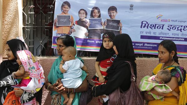 Indian women carry infants and stand in a queue for the Mission Indradhanush immunization drive at a government hospital in Allahabad, India, Saturday, April 11, 2015. - Sputnik International