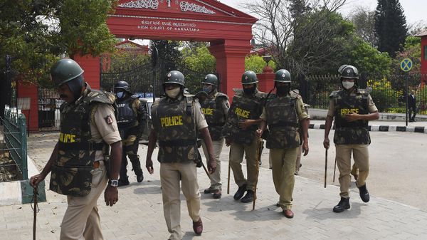Police personnel stand in front of the Karnataka High Court in Bangalore on March 15, 2022, after the court upheld a local ban on the hijab in classrooms, weeks after the edict stoked violent protests and renewed fears of discrimination against the country's Muslim minority. - Sputnik International