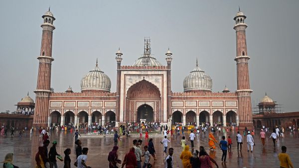 Visitors walks in the courtyard of Jama Masjid during a rain shower in the old quarters of New Delhi on July 11, 2022.  - Sputnik International
