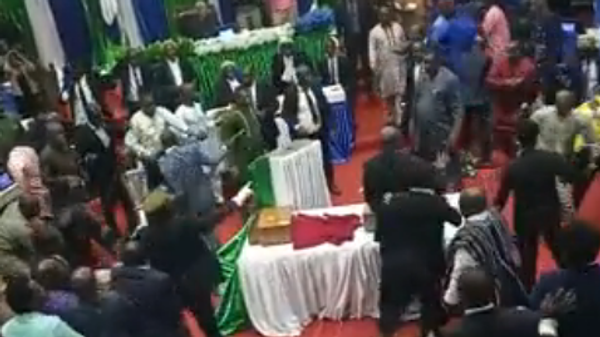 Sierra Leone MPs fight over the country's new electoral system, 24.11.2022 - Sputnik International