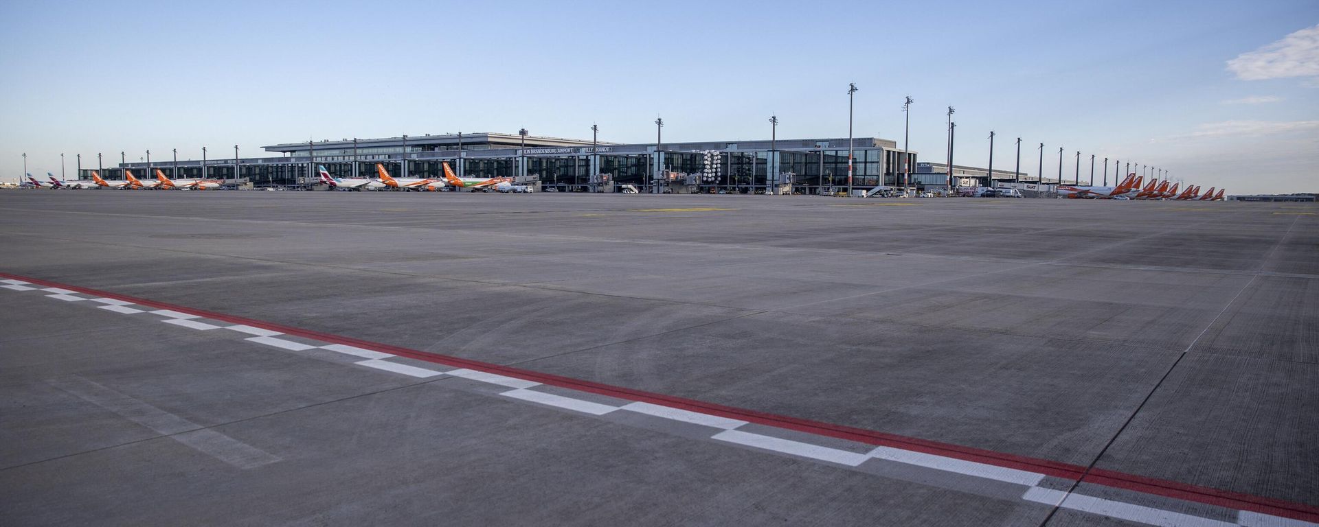 Airplanes are seen parked at the Berlin Brandenburg Airport Willy Brandt in Schoenefeld, southeast of Berlin, on November 4, 2020. Airplanes are seen parked at the Berlin Brandenburg Airport Willy Brandt in Schoenefeld, southeast of Berlin, on November 4, 2020. - Sputnik International, 1920, 24.11.2022