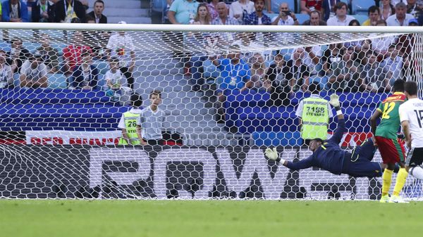 Cameroon goalkeeper Fabrice Ondoa watches the ball heading into the net as Germany's Timo Werner scored his side's third goal, during the Confederations Cup, Group B soccer match between Germany and Cameroon, at the Fisht Stadium in Sochi, Russia, Sunday, June 25, 2017 - Sputnik International