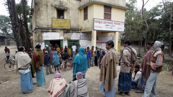 Indian villagers wait out outside a Panchayat (village administrative body) office to claim their dues as part of a culling operation at the village of Khorjuna, in the Murshidabad district, some 350 km north of Kolkata, 23 January 2008.  India's West Bengal state said it was falling behind in its attempts to halt the spread of bird flu among poultry as the virus was confirmed in two new areas. - Sputnik International
