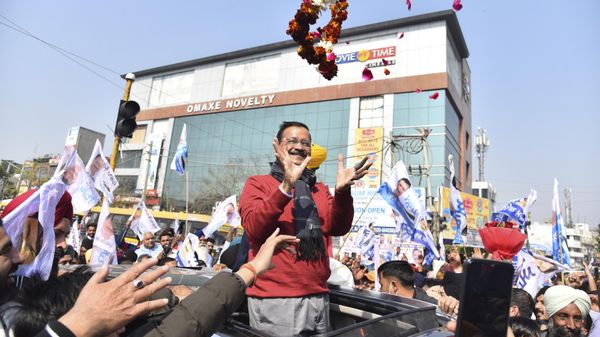 Aam Aadmi Party (AAP) chief, Arvind Kejriwal receives a floral garland thrown at him by supporters during a road show ahead of the upcoming Punjab state assembly election in Amritsar, India, Sunday, Feb.13, 2022. - Sputnik International