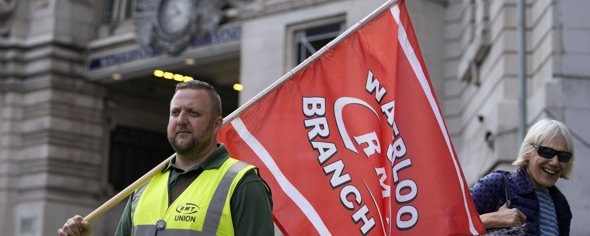 A member of the Rail, Maritime and Transport union (RMT) stands at the entrance to Waterloo Station as members began fresh nationwide strikes A member of the Rail, Maritime and Transport union (RMT) stands at the entrance to Waterloo Station as members began fresh nationwide strikes - Sputnik International, 1920, 25.11.2022