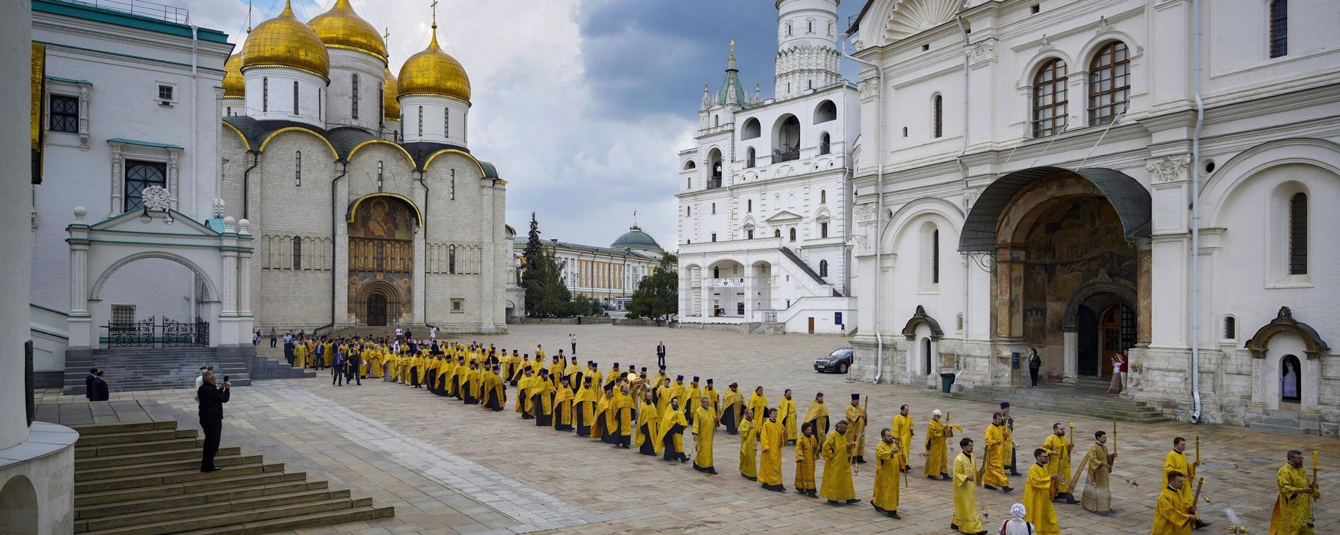 In this photo released by Russian Orthodox Church Press Service, Russian Orthodox Church priests walk to attend a religion service in the Kremlin's Assumption Cathedral marking the 1,034th anniversary of the adoption of Christianity by Prince Vladimir, the leader of Kyivan Rus, a loose federation of Slavic tribes that preceded the Russian state in Moscow, Russia, July 28, 2022. In this photo released by Russian Orthodox Church Press Service, Russian Orthodox Church priests walk to attend a religion service in the Kremlin's Assumption Cathedral marking the 1,034th anniversary of the adoption of Christianity by Prince Vladimir, the leader of Kyivan Rus, a loose federation of Slavic tribes that preceded the Russian state in Moscow, Russia, July 28, 2022. - Sputnik International, 1920, 26.11.2022