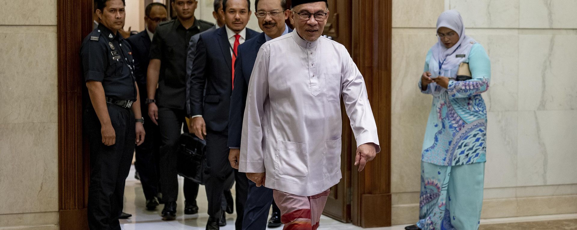 In this photo provided by Prime Minister Office, Malaysia's Prime Minister Anwar Ibrahim, front, arrives at the prime minister's office in Putrajaya, Malaysia on his first day Friday, Nov. 25, 2022. In this photo provided by Prime Minister Office, Malaysia's Prime Minister Anwar Ibrahim, front, arrives at the prime minister's office in Putrajaya, Malaysia on his first day Friday, Nov. 25, 2022. - Sputnik International, 1920, 25.11.2022